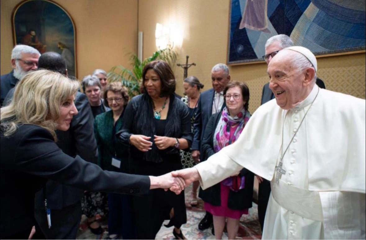 pope francis shaking hands with lisa lori